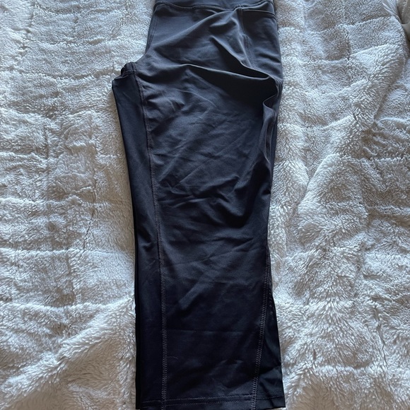 Black athletic capris - Picture 2 of 4